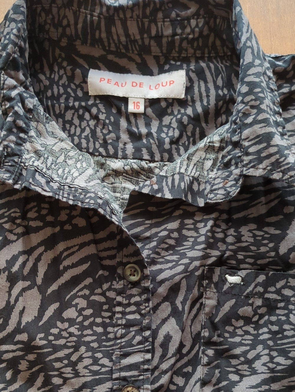 Peau de Loup gender-neutral size 16 button-up